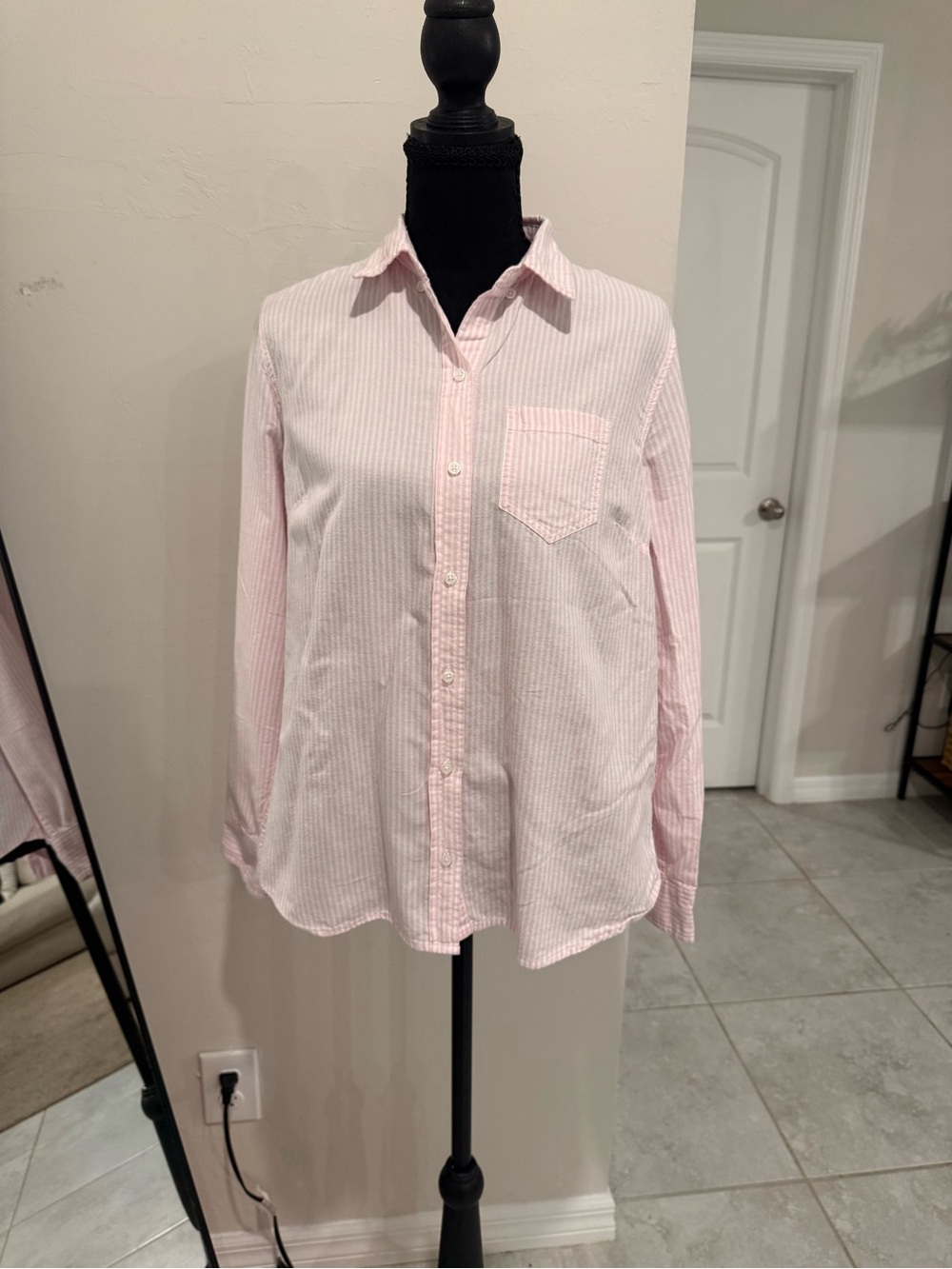 100 % Cotton GAP Light Pink Striped Womens Button-Down Casual Relaxed Shirt